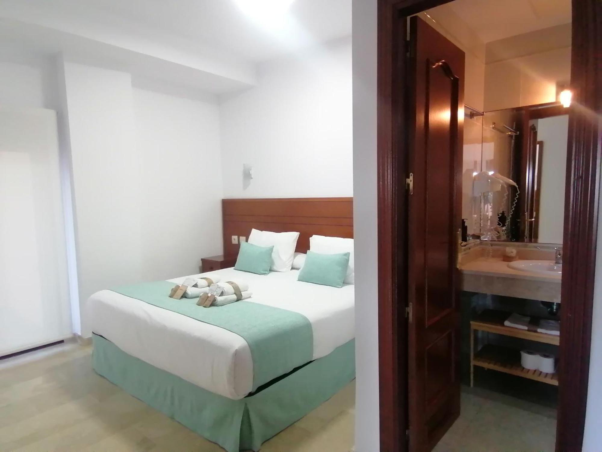 Cn-340 Suites Estepona Room photo
